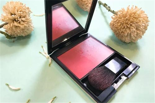 腮紅飛粉跟刷子有關(guān)系嗎 腮紅飛粉怎么補(bǔ)救 腮紅飛粉跟刷子有關(guān)系嗎 腮紅飛粉怎么補(bǔ)救