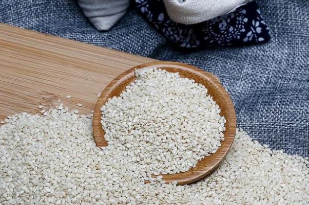 白芝麻會(huì)回奶嗎 白芝麻對(duì)頭發(fā)好嗎 白芝麻會(huì)回奶嗎 白芝麻對(duì)頭發(fā)好嗎