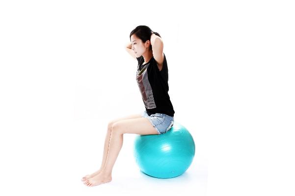瑜伽球能緩解腰酸背痛嗎 瑜伽球?yàn)槭裁纯梢灾a(chǎn) 瑜伽球能緩解腰酸背痛嗎 瑜伽球?yàn)槭裁纯梢灾a(chǎn)