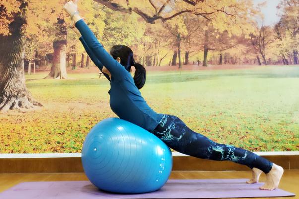 瑜伽球?qū)ρ惺裁春锰?瑜伽球可以催產(chǎn)嗎 瑜伽球?qū)ρ惺裁春锰?瑜伽球可以催產(chǎn)嗎