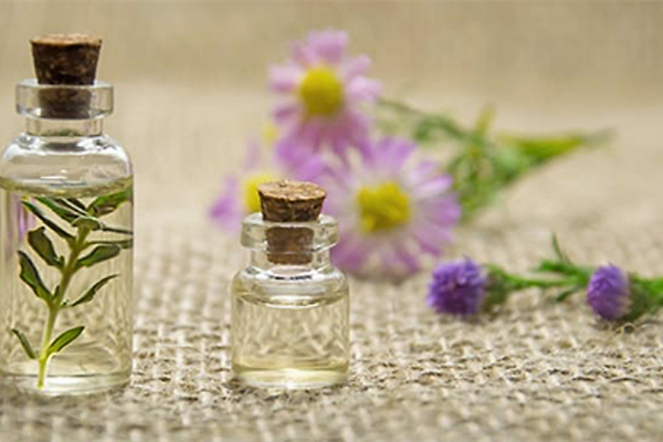 薰衣草精油的功效和作用 薰衣草精油去疤痕真的有效嗎 薰衣草精油的功效和作用 薰衣草精油去疤痕真的有效嗎
