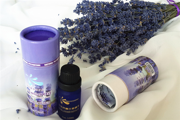 薰衣草精油可以直接涂抹在臉上嗎 薰衣草精油對(duì)皮膚的作用 薰衣草精油可以直接涂抹在臉上嗎 薰衣草精油對(duì)皮膚的作用