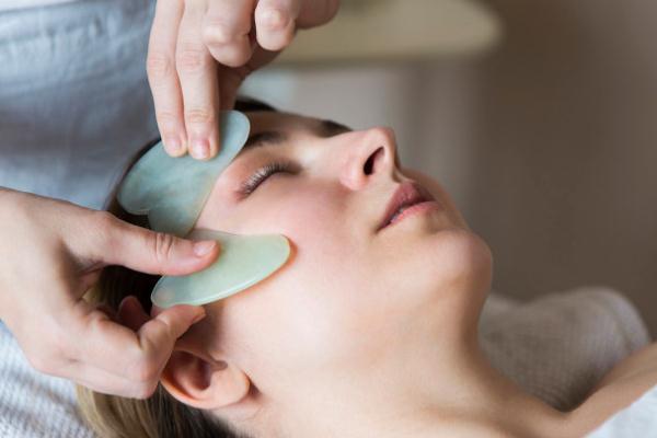 面部刮痧的危害 面部刮痧有用嗎 面部刮痧的危害 面部刮痧有用嗎