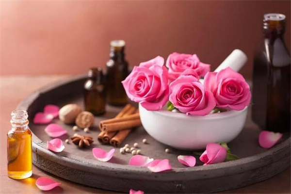 玫瑰精油可以用來護(hù)理頭發(fā)嗎 玫瑰精油護(hù)發(fā)怎么用 玫瑰精油可以用來護(hù)理頭發(fā)嗎 玫瑰精油護(hù)發(fā)怎么用