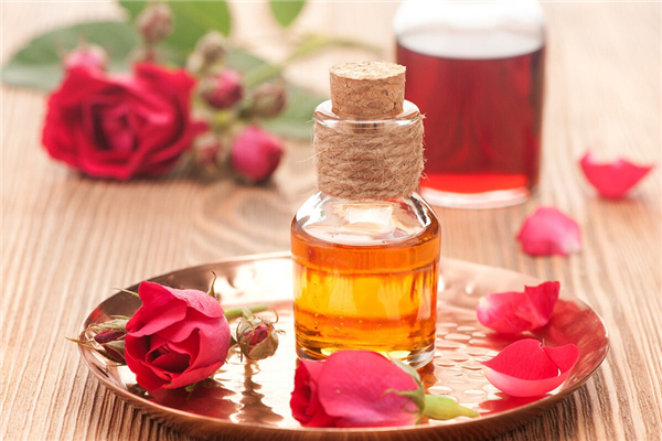 玫瑰精油可以直接滴在肚臍眼里嗎 玫瑰精油滴肚臍眼里有什么作用 玫瑰精油可以直接滴在肚臍眼里嗎 玫瑰精油滴肚臍眼里有什么作用