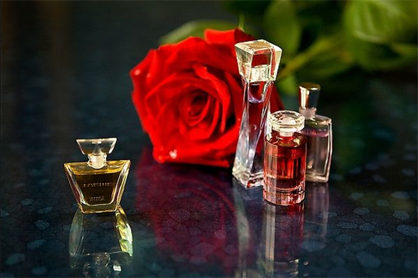 玫瑰精油一次用幾滴 玫瑰精油用多久有效果 玫瑰精油一次用幾滴 玫瑰精油用多久有效果