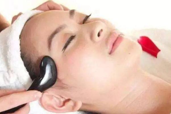 面部刮痧有什么好處與功效 面部刮痧會(huì)讓皮膚松弛嗎 面部刮痧有什么好處與功效 面部刮痧會(huì)讓皮膚松弛嗎