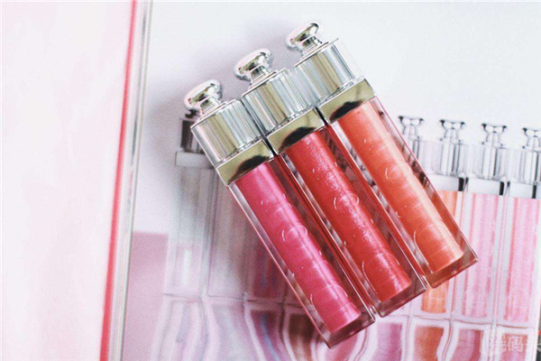 唇蜜和潤(rùn)唇膏有什么樣的區(qū)別 唇蜜可以當(dāng)潤(rùn)唇膏用嗎 唇蜜和潤(rùn)唇膏有什么樣的區(qū)別 唇蜜可以當(dāng)潤(rùn)唇膏用嗎