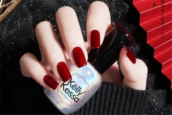 甲油膠和指甲油哪個危害大 甲油膠和指甲油哪個更好 甲油膠和指甲油哪個危害大 甲油膠和指甲油哪個更好