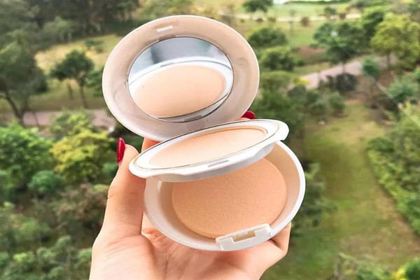 粉餅可以上底妝嗎 粉餅當?shù)讑y的使用方法