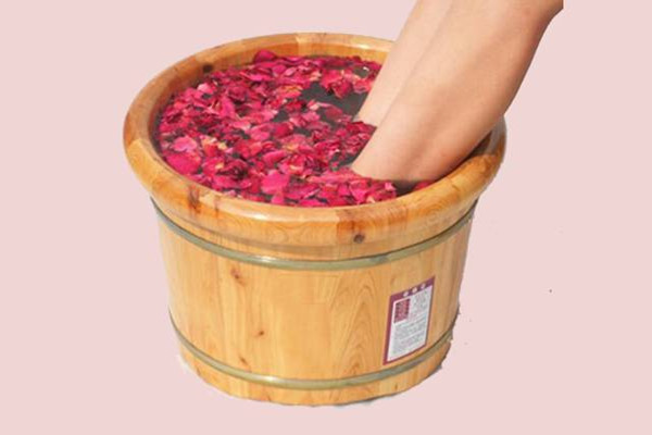 泡腳需要多少度的水溫 泡腳對(duì)減肥有用嗎 泡腳需要多少度的水溫 泡腳對(duì)減肥有用嗎