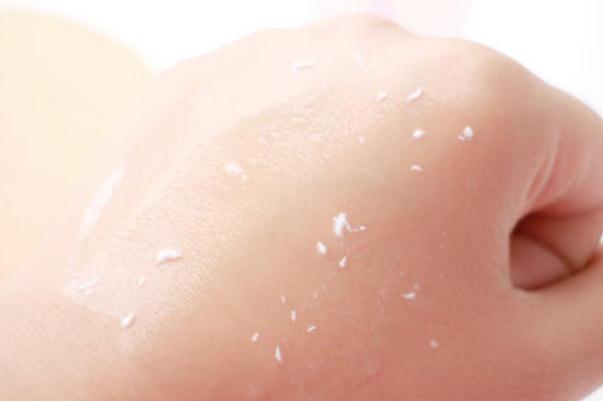 去角質(zhì)對(duì)皮膚有傷害嗎 去角質(zhì)的作用與功效是什么 去角質(zhì)對(duì)皮膚有傷害嗎 去角質(zhì)的作用與功效是什么