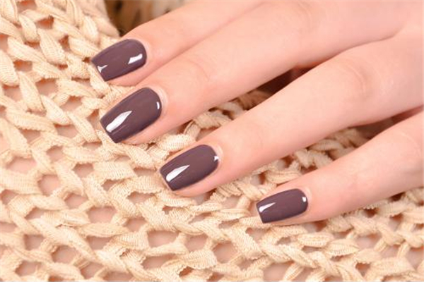 甲油膠有刷痕怎么回事 甲油膠怎么刷才能均勻 甲油膠有刷痕怎么回事 甲油膠怎么刷才能均勻