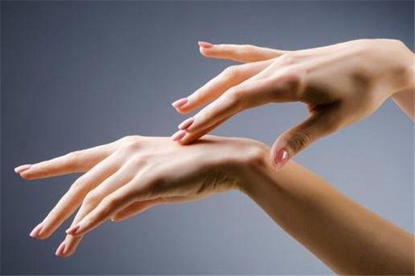 手上一直裂口子怎么辦 手上裂口不愈合怎么回事 手上一直裂口子怎么辦 手上裂口不愈合怎么回事