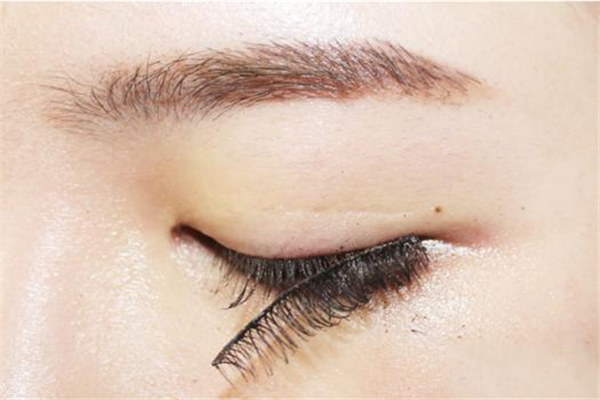 假睫毛天天戴有影響嗎 假睫毛貼上會不舒服嗎 假睫毛天天戴有影響嗎 假睫毛貼上會不舒服嗎