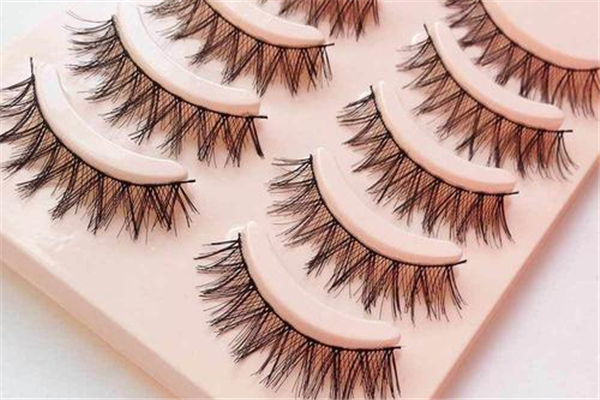 假睫毛對(duì)真睫毛有危害嗎 假睫毛會(huì)不會(huì)影響自己的睫毛 假睫毛對(duì)真睫毛有危害嗎 假睫毛會(huì)不會(huì)影響自己的睫毛
