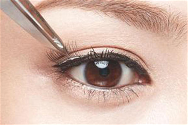 假睫毛天天戴有影響嗎 假睫毛貼上會不舒服嗎 假睫毛天天戴有影響嗎 假睫毛貼上會不舒服嗎