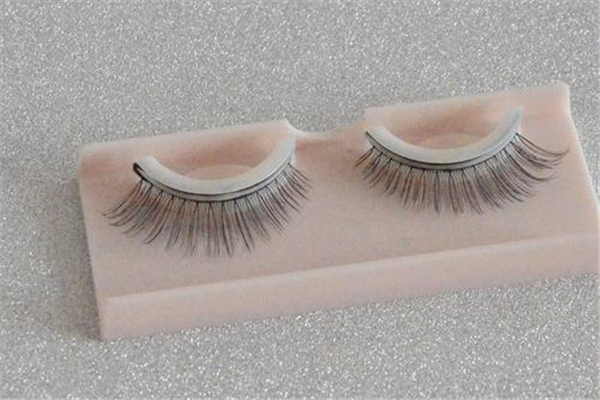 假睫毛是在眼影前還是眼影后 假睫毛用在哪一步 假睫毛是在眼影前還是眼影后 假睫毛用在哪一步