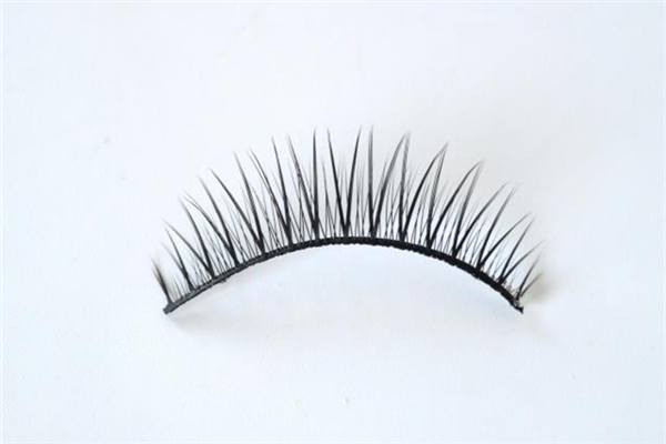 假睫毛貼真睫毛上面還是下面 假睫毛新手怎么貼 假睫毛貼真睫毛上面還是下面 假睫毛新手怎么貼