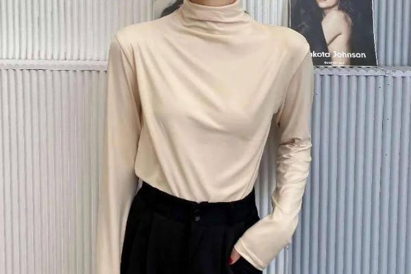 打底衫是黑色好看還是白色好看 打底衫的領(lǐng)子要不要露出來 打底衫是黑色好看還是白色好看 打底衫的領(lǐng)子要不要露出來