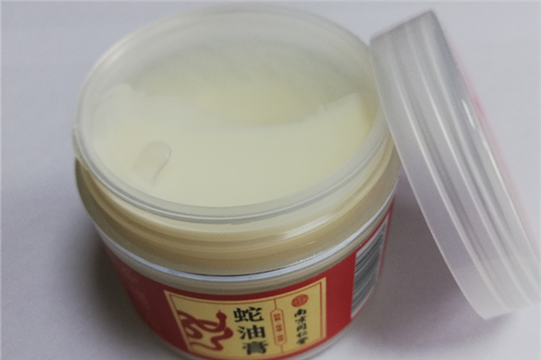 蛇油膏對(duì)手腳干裂效果好嗎 蛇油膏對(duì)皮膚有副作用嗎 蛇油膏對(duì)手腳干裂效果好嗎 蛇油膏對(duì)皮膚有副作用嗎