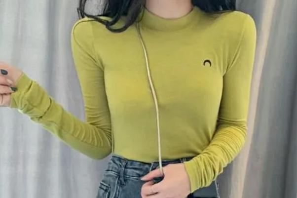 打底衫是黑色好看還是白色好看 打底衫的領(lǐng)子要不要露出來 打底衫是黑色好看還是白色好看 打底衫的領(lǐng)子要不要露出來