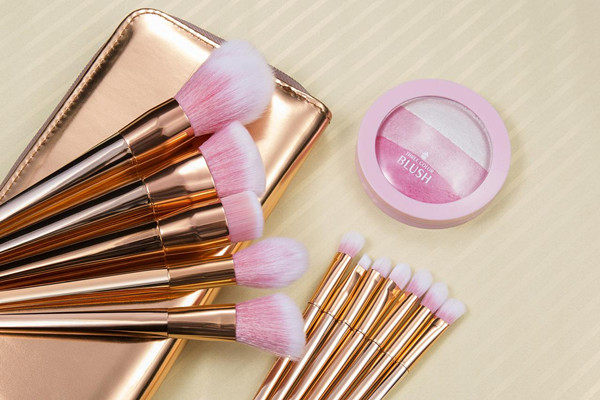 化妝刷一定要買(mǎi)嗎 化妝用的刷子有哪些 化妝刷一定要買(mǎi)嗎 化妝用的刷子有哪些