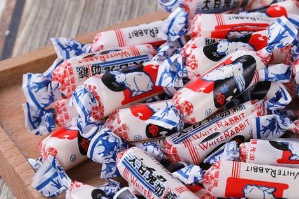 大白兔奶糖什么時(shí)候開始生產(chǎn)的 大白兔奶糖的紙能吃嗎 大白兔奶糖什么時(shí)候開始生產(chǎn)的 大白兔奶糖的紙能吃嗎