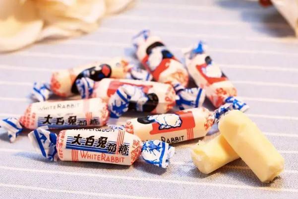 大白兔奶糖對(duì)身體的危害 為什么現(xiàn)在的大白兔奶糖變硬了不甜了 大白兔奶糖對(duì)身體的危害 為什么現(xiàn)在的大白兔奶糖變硬了不甜了