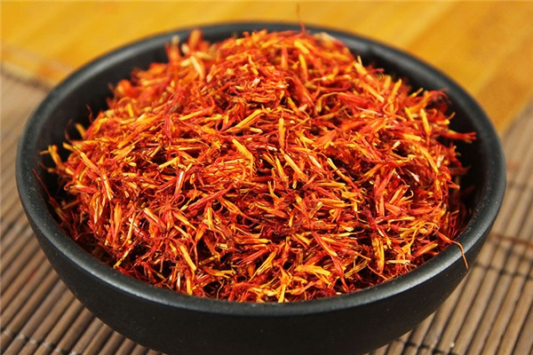 紅花泡水一天可以喝幾次 紅花泡水喝有什么功效和作用 紅花泡水一天可以喝幾次 紅花泡水喝有什么功效和作用