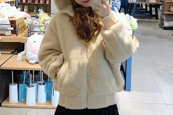 羊羔毛外套粘毛如何清除 羊羔毛外套的內(nèi)襯一般是什么面料 羊羔毛外套粘毛如何清除 羊羔毛外套的內(nèi)襯一般是什么面料