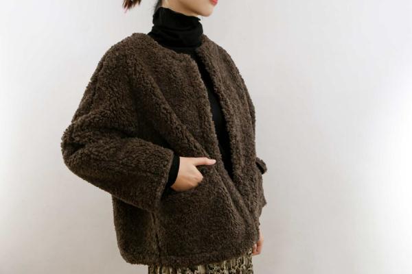 羊羔毛外套怎么搭配好看 羊羔毛外套搭配什么褲子好看 羊羔毛外套怎么搭配好看 羊羔毛外套搭配什么褲子好看