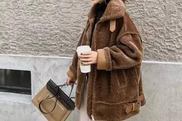 羊羔毛外套粘毛如何清除 羊羔毛外套的內(nèi)襯一般是什么面料 羊羔毛外套粘毛如何清除 羊羔毛外套的內(nèi)襯一般是什么面料