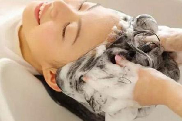 冬天洗頭發(fā)幾天洗一次 冬天洗頭發(fā)要不要吹干 冬天洗頭發(fā)幾天洗一次 冬天洗頭發(fā)要不要吹干