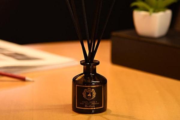 香薰精油要加水嗎 香薰精油有保質(zhì)期嗎 香薰精油要加水嗎 香薰精油有保質(zhì)期嗎