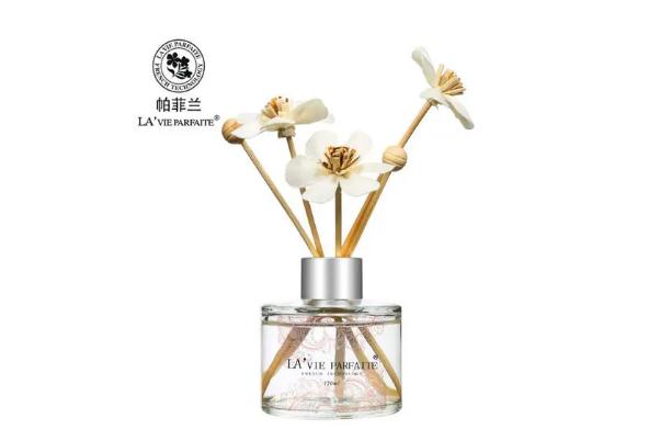 香薰精油要加水嗎 香薰精油有保質(zhì)期嗎 香薰精油要加水嗎 香薰精油有保質(zhì)期嗎