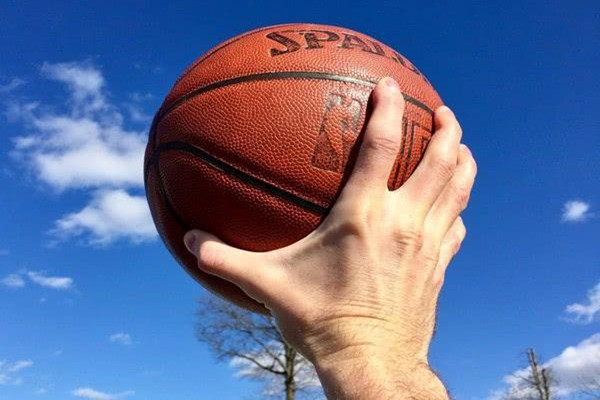 打籃球腳崴了怎么辦 打籃球扭到手腕怎么辦 打籃球腳崴了怎么辦 打籃球扭到手腕怎么辦