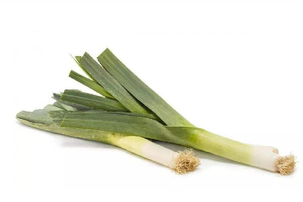 大蔥是生吃好還是熟吃好 大蔥生吃要蘸什么醬 大蔥是生吃好還是熟吃好 大蔥生吃要蘸什么醬