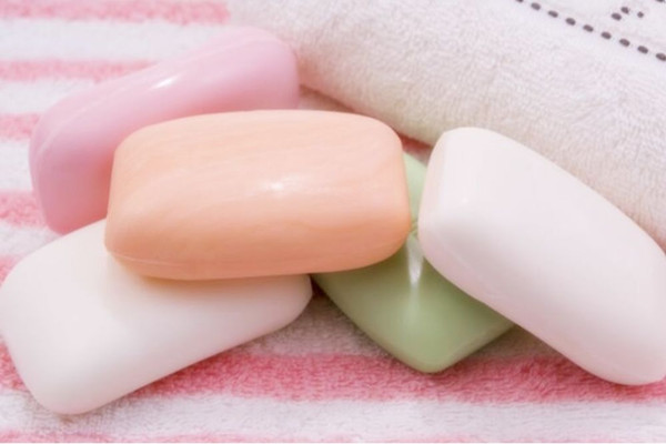 香皂洗臉會毛孔粗大嗎 香皂洗臉能去黑頭嗎 香皂洗臉會毛孔粗大嗎 香皂洗臉能去黑頭嗎