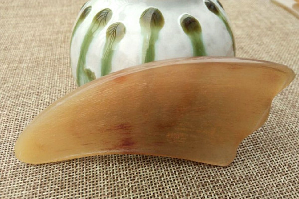 刮痧出紅色的斑點(diǎn)痧是什么原因 刮痧是毛細(xì)血管破裂嗎 刮痧出紅色的斑點(diǎn)痧是什么原因 刮痧是毛細(xì)血管破裂嗎