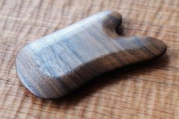 刮痧用什么油最好 刮痧必須抹油嗎 刮痧用什么油最好 刮痧必須抹油嗎