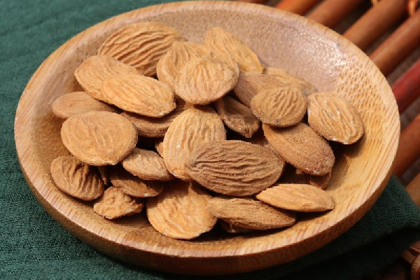 桃仁可以直接吃嗎 桃仁有沒(méi)有毒性 桃仁可以直接吃嗎 桃仁有沒(méi)有毒性