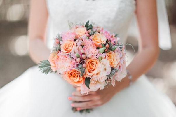 結(jié)婚扔捧花什么意思 新娘扔捧花瞬間6位伴娘都避開 結(jié)婚扔捧花什么意思 新娘扔捧花瞬間6位伴娘都避開