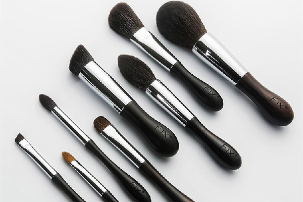 化妝刷用之前要打濕嗎 化妝刷怎么區(qū)分 化妝刷用之前要打濕嗎 化妝刷怎么區(qū)分