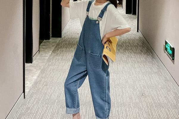 背帶褲會不會顯胖 個子矮的女生適合穿背帶褲嗎 背帶褲會不會顯胖 個子矮的女生適合穿背帶褲嗎