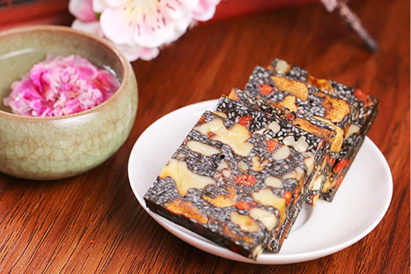 固本堂阿膠糕可以晚上吃嗎 固本堂阿膠糕晚上吃有什么好處 固本堂阿膠糕可以晚上吃嗎 固本堂阿膠糕晚上吃有什么好處