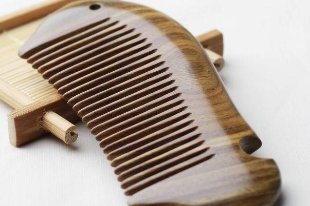 木梳子要經(jīng)常洗嗎 木質(zhì)的梳子什么樣的好 木梳子要經(jīng)常洗嗎 木質(zhì)的梳子什么樣的好
