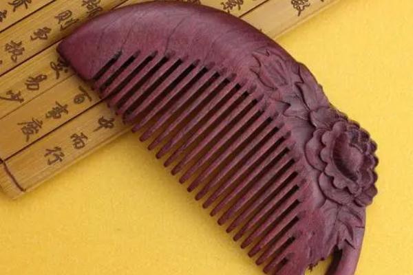 木梳子要經(jīng)常洗嗎 木質(zhì)的梳子什么樣的好 木梳子要經(jīng)常洗嗎 木質(zhì)的梳子什么樣的好