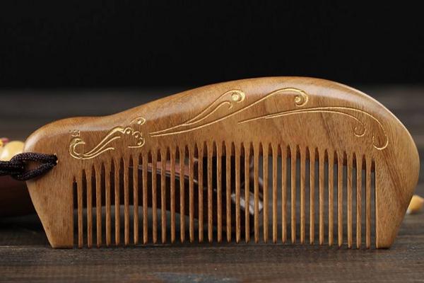 木梳子油了該怎么辦 木梳子的保養(yǎng)方法 木梳子油了該怎么辦 木梳子的保養(yǎng)方法