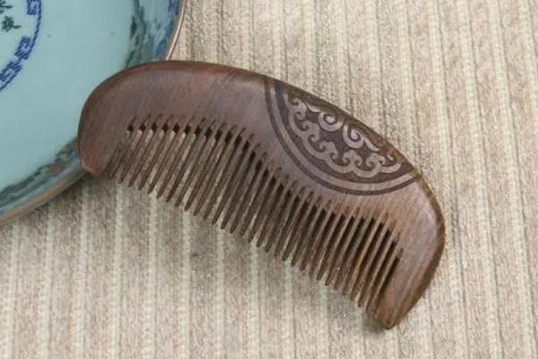 木梳子油了該怎么辦 木梳子的保養(yǎng)方法 木梳子油了該怎么辦 木梳子的保養(yǎng)方法